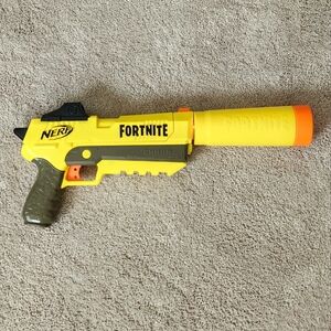 🔫 NERF Fortnite Blaster – Vibrant Yellow & Orange Great for Play or Display